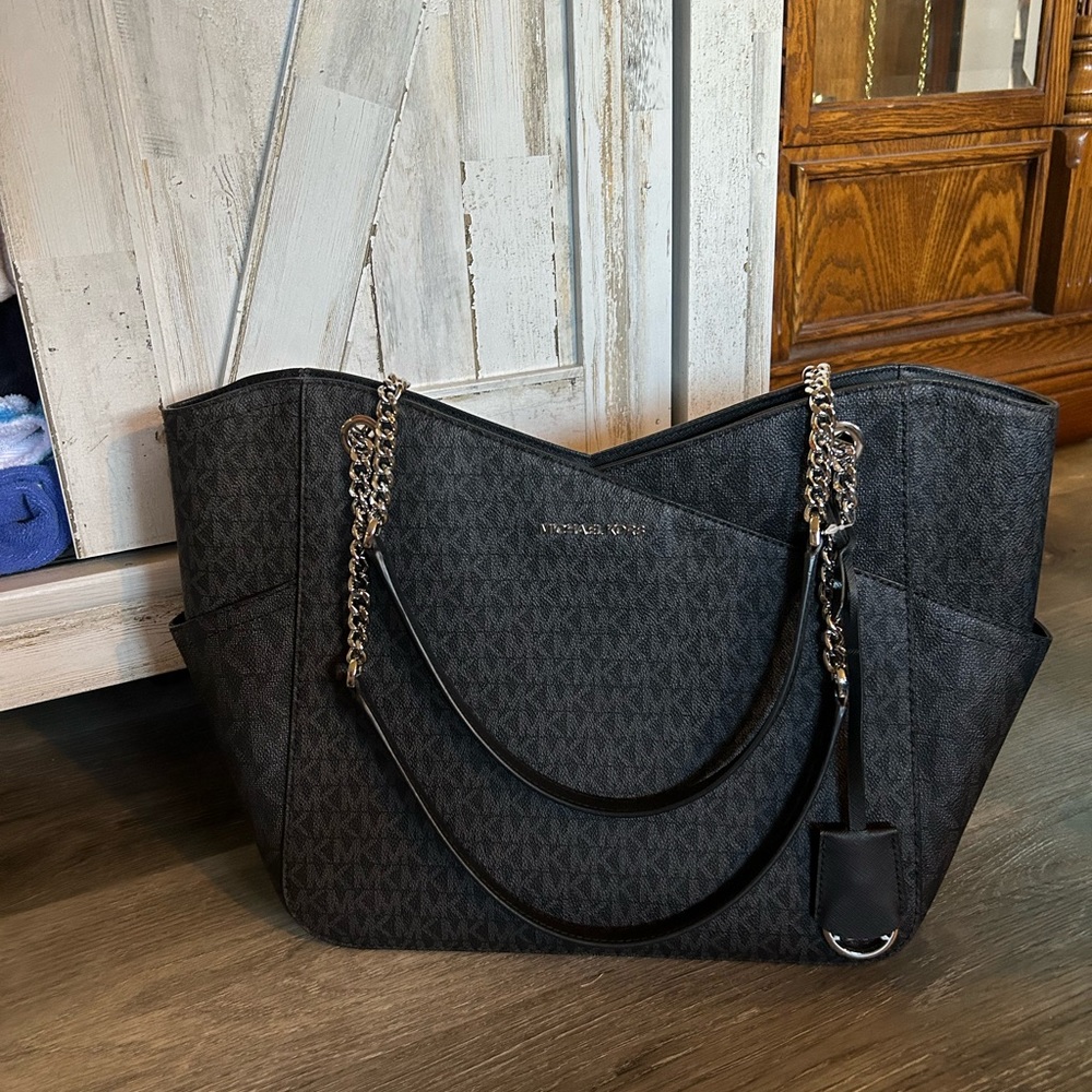 Michael kors jet set tote in brand new condition .. used for 3 weeks